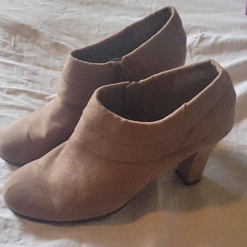 AEROSOLES Tan Heeled Boots with Chunky Heel